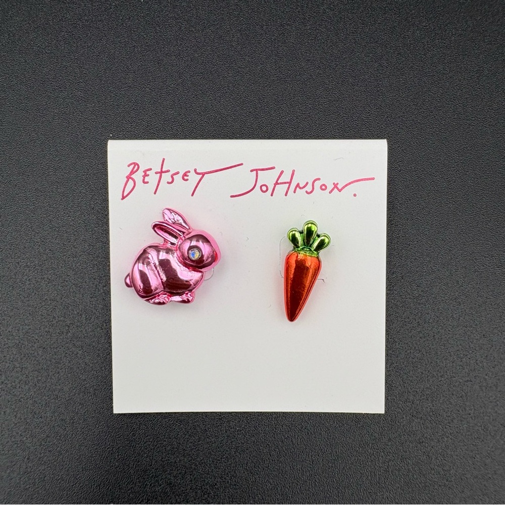 🐰 Betsey Johnson Bunny & Carrot Stud Earrings – Mismatched – NWT